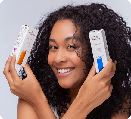 Mulher sorrindo segurando produtos de beleza da Skin Beauty